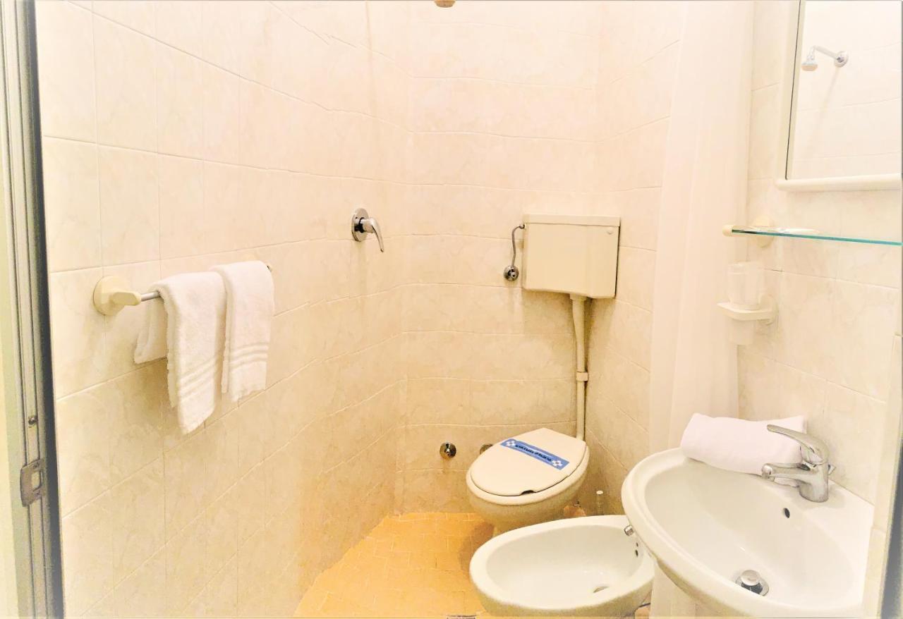 Urania Hotel Fogliano Marina Buitenkant foto
