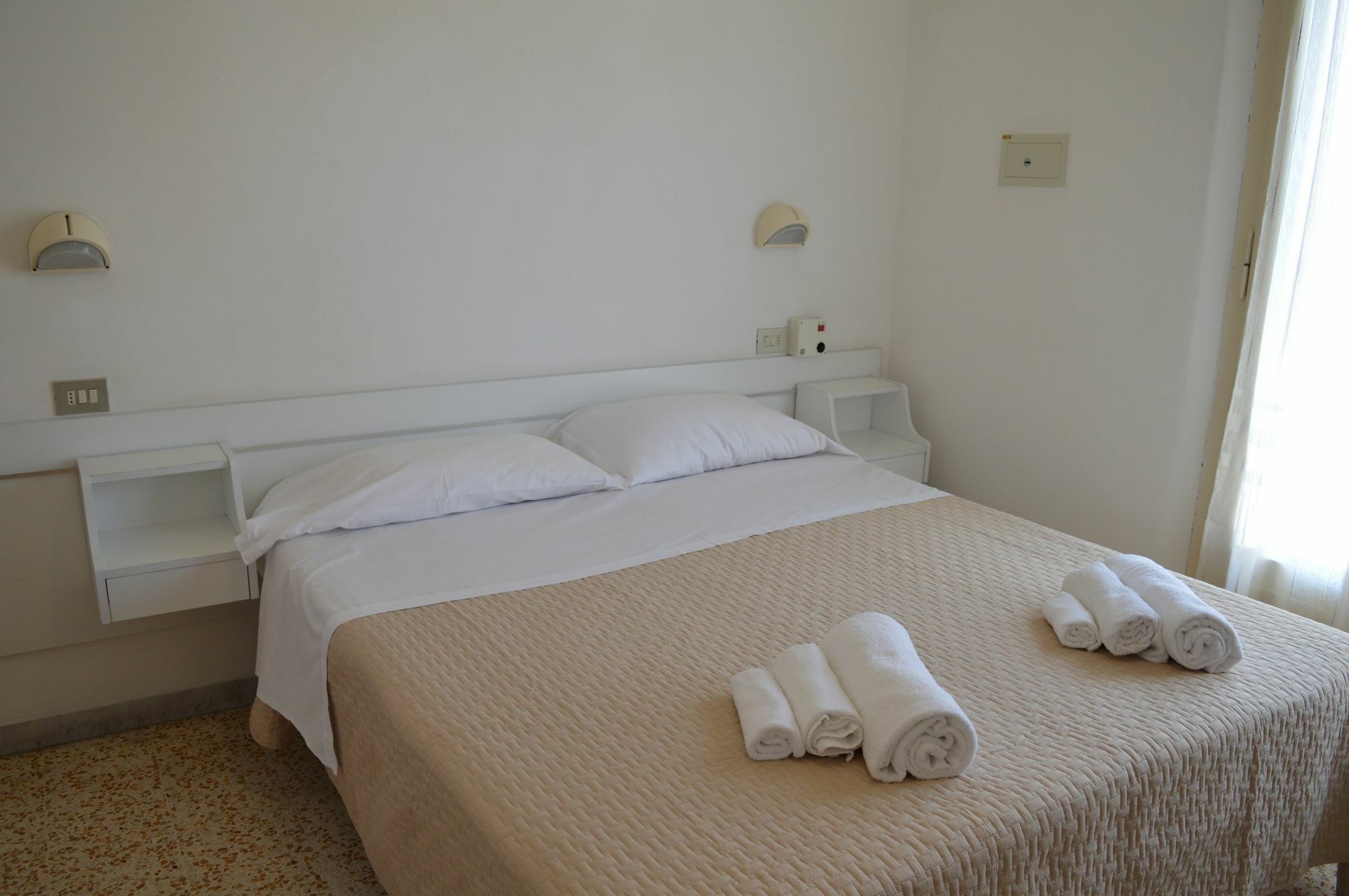 Urania Hotel Fogliano Marina Buitenkant foto